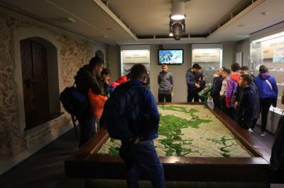 Uczniowie zwiedzają ekspozycję muzeum przyrodniczego