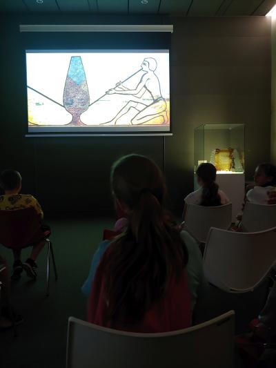 Dzieci zwiedzają Centrum Dziedzictwa Szkła