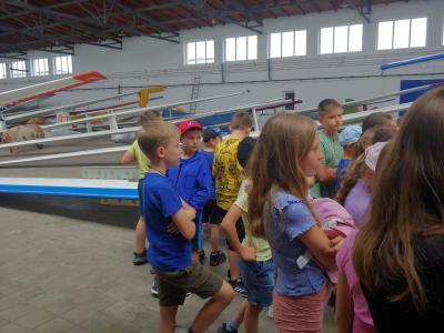 Dzieci zwiedzają lotnisko w Krośnie