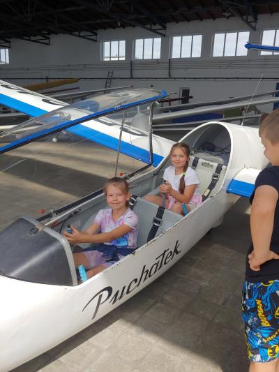 Dzieci zwiedzają lotnisko w Krośnie