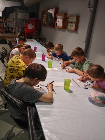 Dzieci malują szklane obrazki