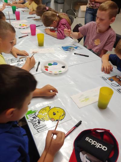 Dzieci malują szklane obrazki