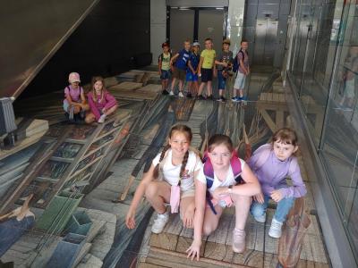 Dzieci zwiedzają Centrum Dziedzictwa