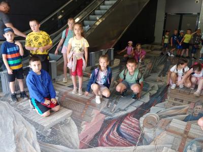 Dzieci zwiedzają Centrum Dziedzictwa