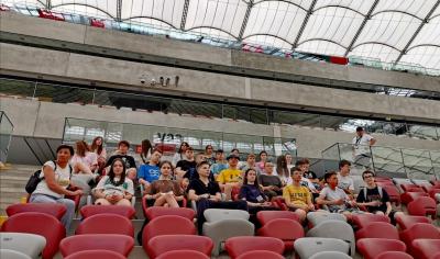 uczestnicy wyjazdu podczas zwiedzania Stadionu Narodowego