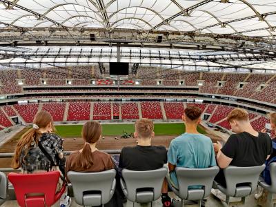 uczniowie podziwiają stadion z trybun