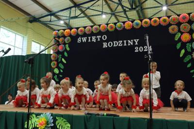 Przedszkolaki występują na scenie podczas dnia rodziny