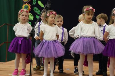 Przedszkolaki występują na scenie podczas dnia rodziny