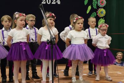 Przedszkolaki występują na scenie podczas dnia rodziny