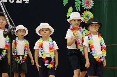 Przedszkolaki występują na scenie podczas dnia rodziny