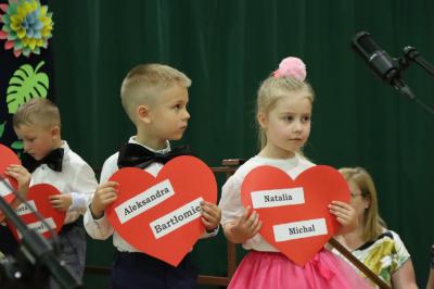 Przedszkolaki występują na scenie podczas dnia rodziny