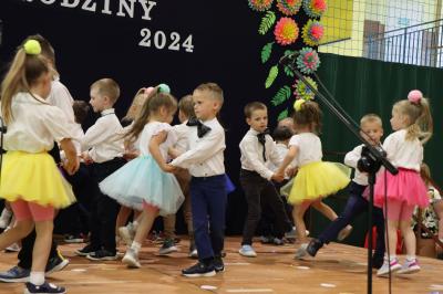 Przedszkolaki występują na scenie podczas dnia rodziny