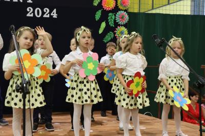 Przedszkolaki występują na scenie podczas dnia rodziny