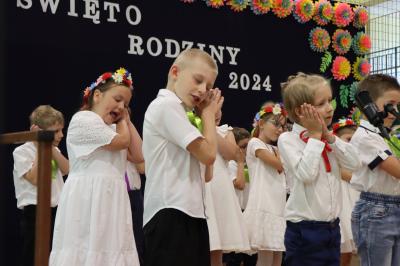 Przedszkolaki występują na scenie podczas dnia rodziny