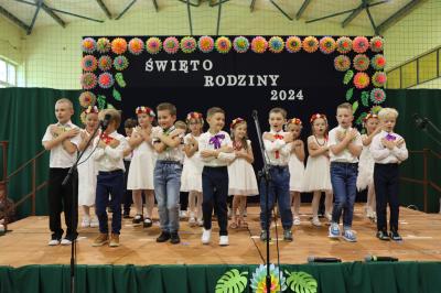 Przedszkolaki występują na scenie podczas dnia rodziny