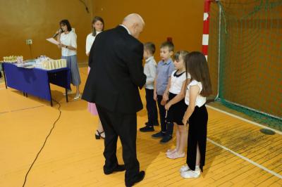 Uroczystość zakończenia roku szkolnego w hali gimnastycznej ZSP w Libuszy. Przemówienia i wręczenia dyplomów i pucharów.