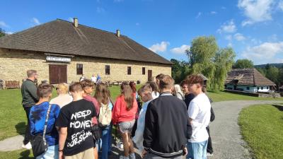 Uczniowie zwiedzają skansen