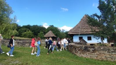 Uczniowie zwiedzają skansen