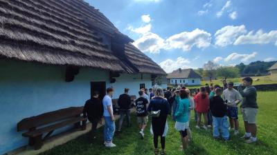 Uczniowie zwiedzają skansen