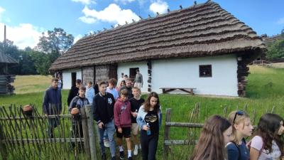 Uczniowie zwiedzają skansen