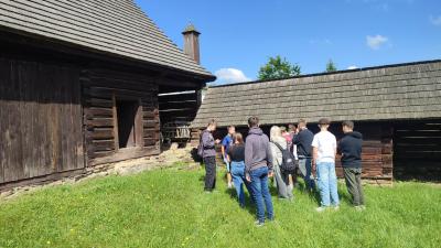 Uczniowie zwiedzają skansen