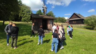 Uczniowie zwiedzają skansen