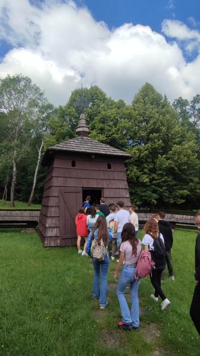 Uczniowie zwiedzają skansen