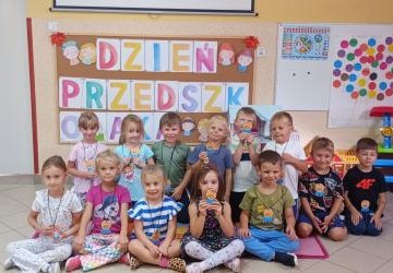 widzimy grupę uśmiechniętych dzieci z grupy 