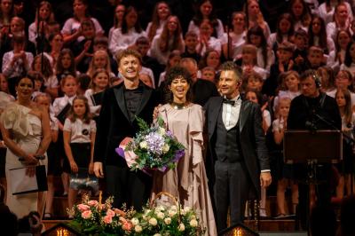 Soliści dyrygent orkiestra i chór dziecięcy na scenie Filharmonii Narodowej