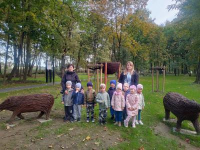 Zdjęcie grupy Misie w Parku Turystyki i Kultury w Skołyszynie. W tle wiklinowe zwierzęta.