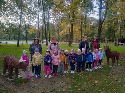 Zdjęcie grupy Sówki w Parku Turystyki i Kultury w Skołyszynie. W tle wiklinowe zwierzęta.