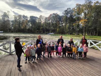 Zdjęcie grupy Misie i Sówki na pomoście Sówki w Parku Turystyki i Kultury w Skołyszynie. W tle staw.