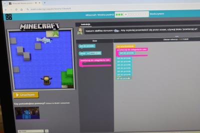 widok na platformę code.org - na ekranie widać kod