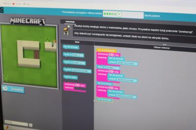 widok na platformę code.org - na ekranie widać kod