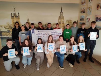 Grupa uczniów z napisem Erasmus +