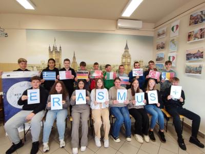 Grupa uczniów z napisem Erasmus +