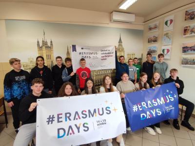 Grupa uczniów z banerami Erasmus +