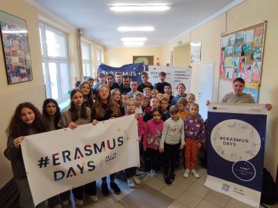 Grupa uczniów z banerami Erasmus +