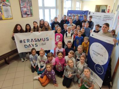 Grupa uczniów z banerami Erasmus +