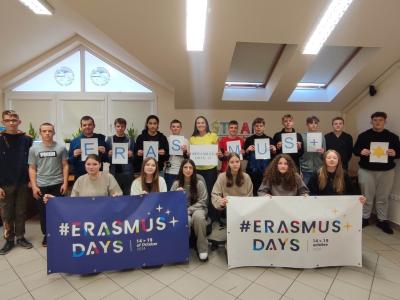 Uczniowie z napisem Erasmus + i banerami promocyjnymi.