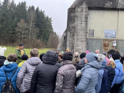 uczniowie słuchają przewodnika mówiącego o schronie kolejowym w Stępinie