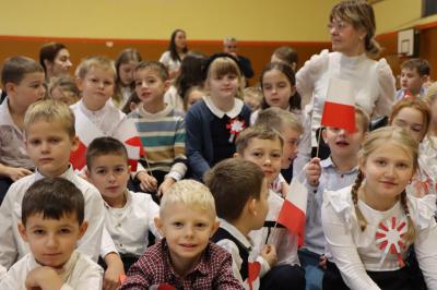 Dzieci uczestniczące w akademii prezentują barwy narodowe