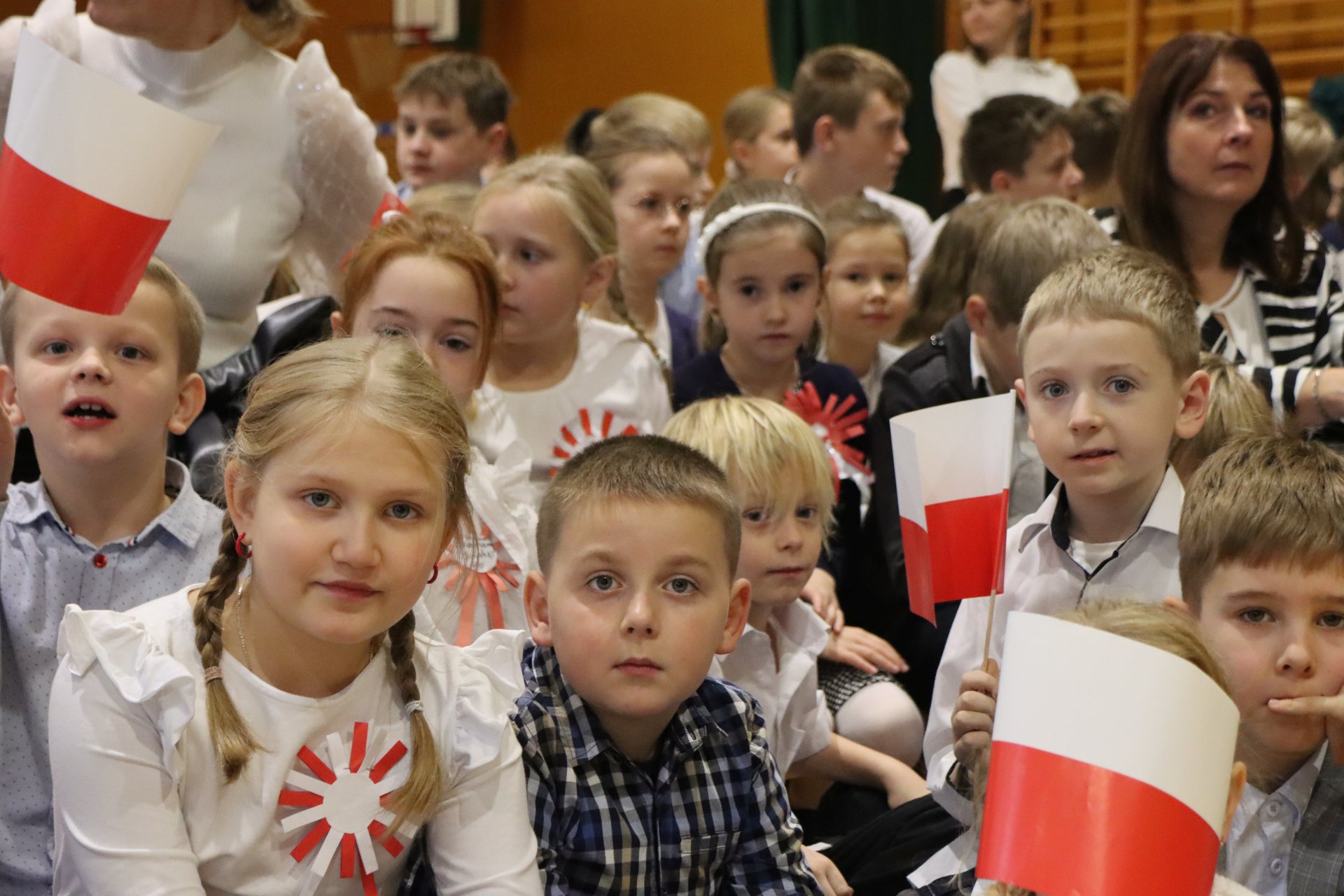 Dzieci uczestniczące w akademii prezentują barwy narodowe