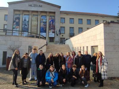 Grupa projektowa przed budynkiem Otto Herman Museum