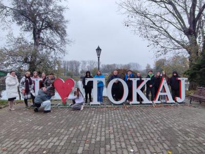 Grupa projektowa z napisem I love Tokaj.