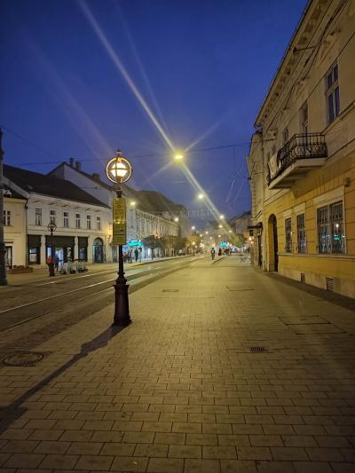 Ulica Miskolca wieczorową porą