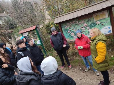 Grupa projektowa przy wejściu do Skansenu i na farmę