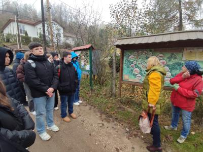 Grupa projektowa przy wejściu do Skansenu i na farmę