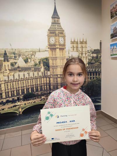 Uczeń prezentujący certyfikat eTwinning.