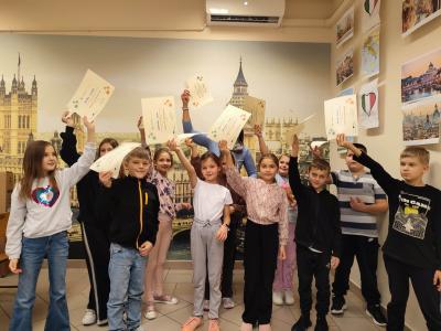 Grupa uczniów z koordynatorem prezentuje certyfikaty eTwinning